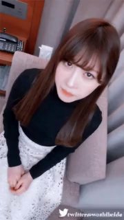 成人书屋私房拍摄拍着拍着小姐姐忍不住摄影师帮她抠了两下